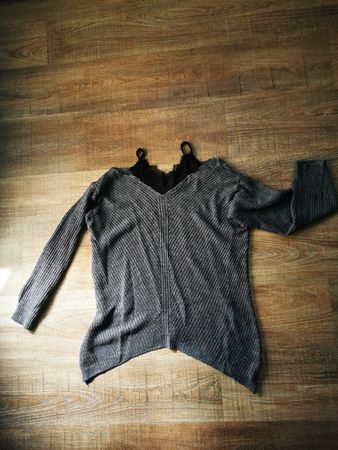 Grauer Strickpullover mit Spitze, super Zustand, Herbst