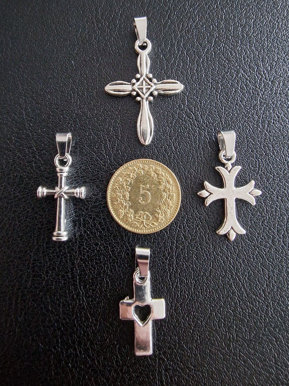 Anhänger: 4 croix argentées, + trèfle à 4 feuilles – Neu und originalverpackt aus Puidoux von mic_c2fh