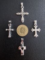4 croix argentées, + trèfle à 4 feuilles
