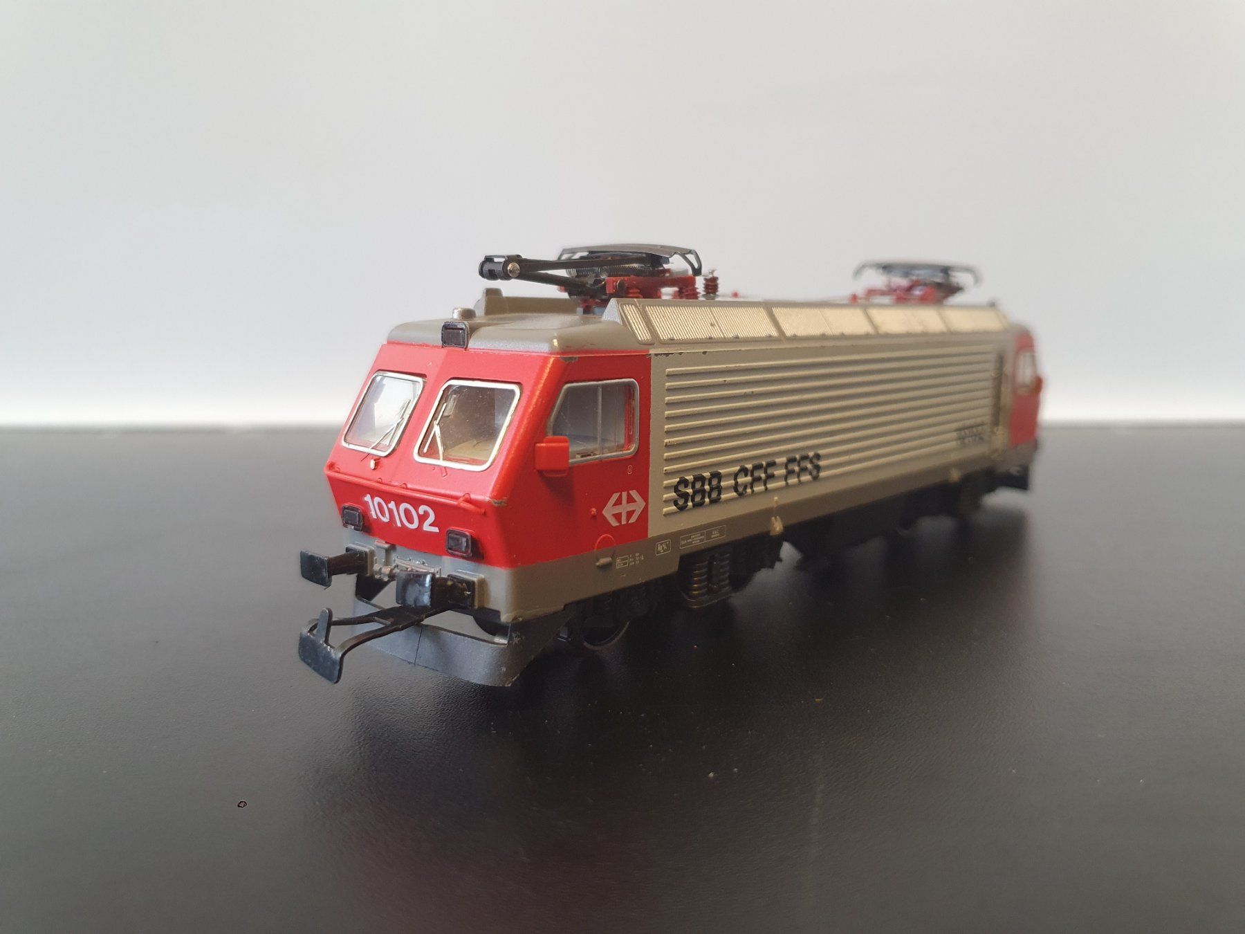 Märklin Modellini di ferrovie: MÄRKLIN: SBB Re 4/4IV 10102 ROT/GRAU – Usato da Biglen venduto da taunus82