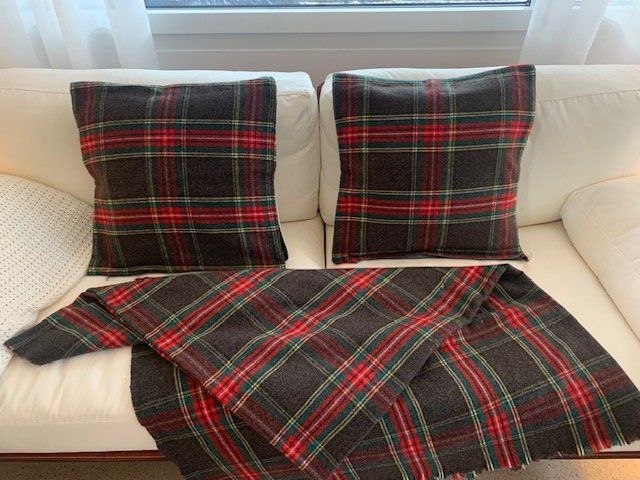 Cuscini: 4 rustikale Kissenhüllen mit passendem Plaid 175x210 cm – Usato da Zürich venduto da gonthemove