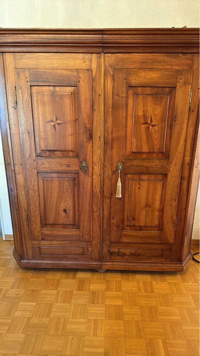 Armoires: Wunderschöner Schrank – D'occasion à Walliswil b.Wangen par CharlotteGarde