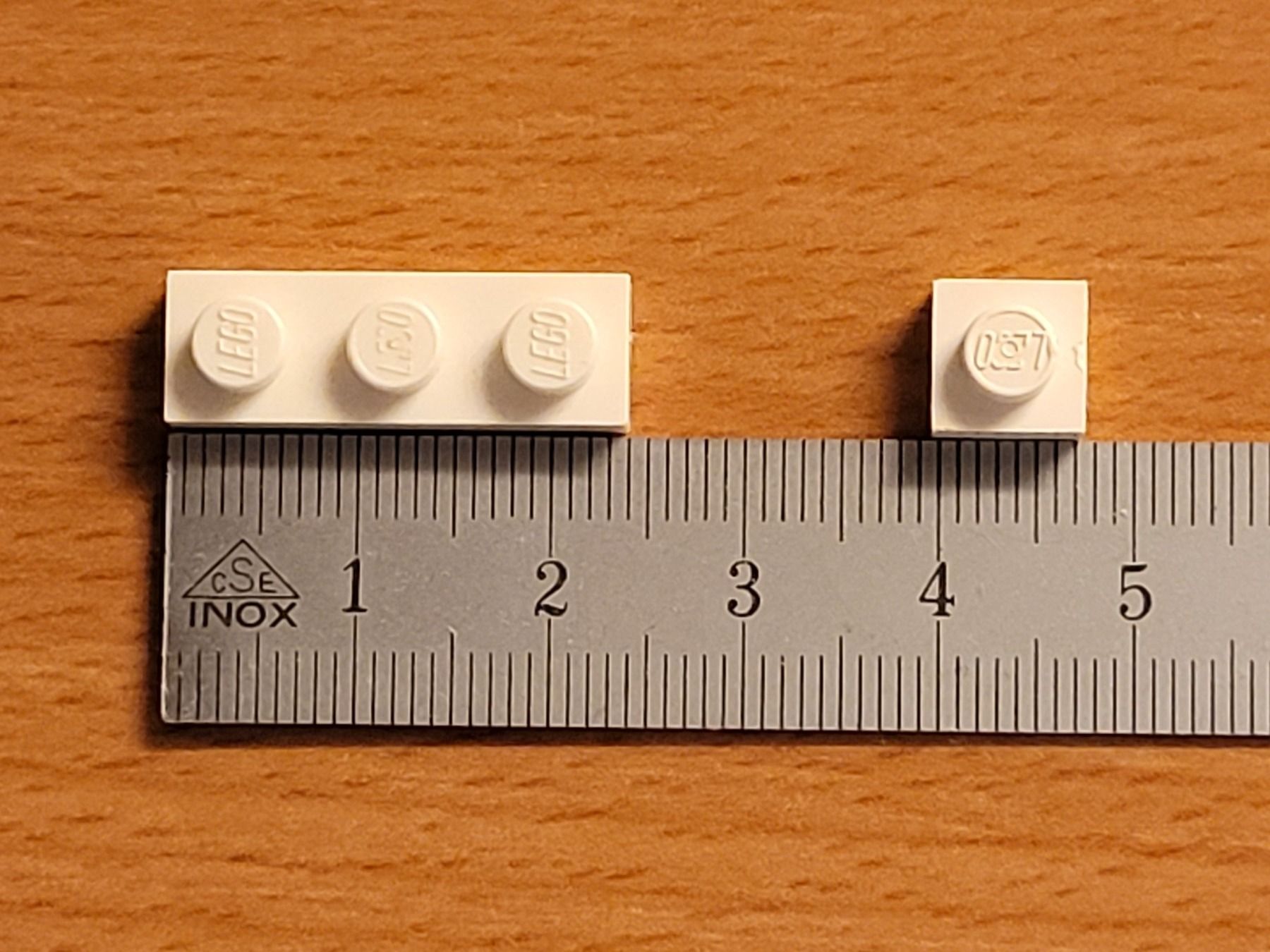 Lego Kit di costruzioni: Lego - 2 pièces blanches plates à 1 et 3 tenons – Usato da Payerne venduto da tintin08 3