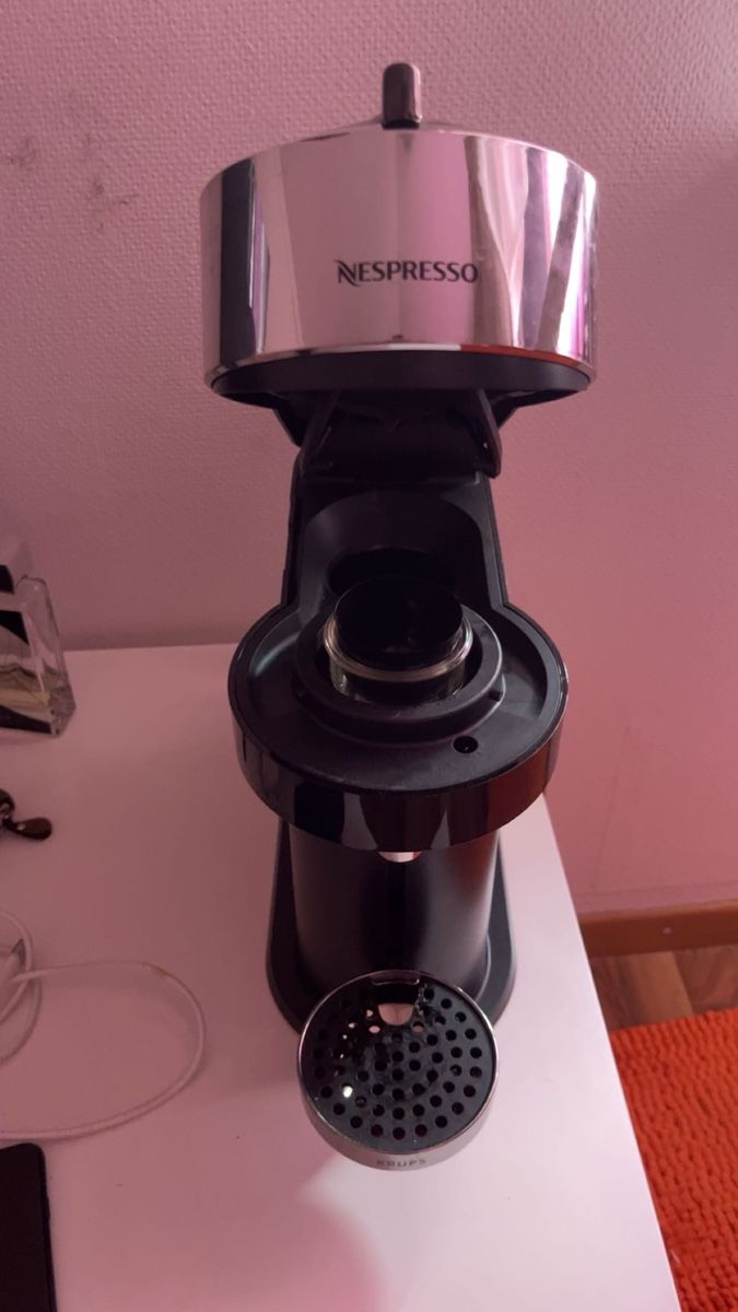 Nespresso Kaffeemaschinen & Espressomaschinen: Macchina da Caffè Nespresso Krups Vertuo Next nera cromata – Gebraucht aus Chur von and_5zsd 3
