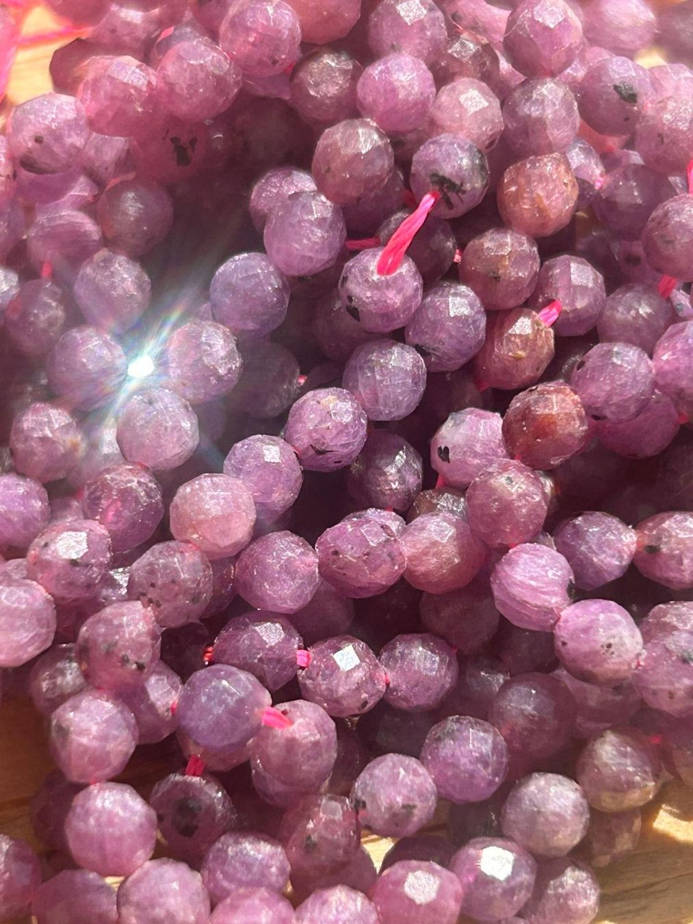 Pietre preziose: Strang echte facettierte Indien Ruby Kugeln 4 mm – Nuovo e nell'imballaggio originale da Niederrohrdorf venduto da Ytobi 2
