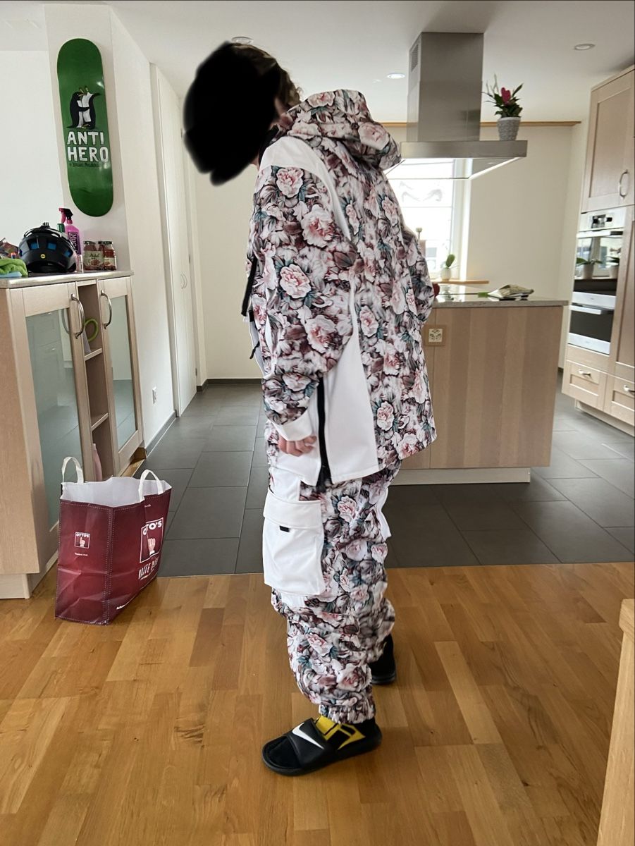 Anzüge: Skianzug Brethern Apparel Blumenmuster – Gebraucht aus Triesenberg von elfchen96 1