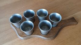 6 Zinnbecher Reinzinn mit Holztafel