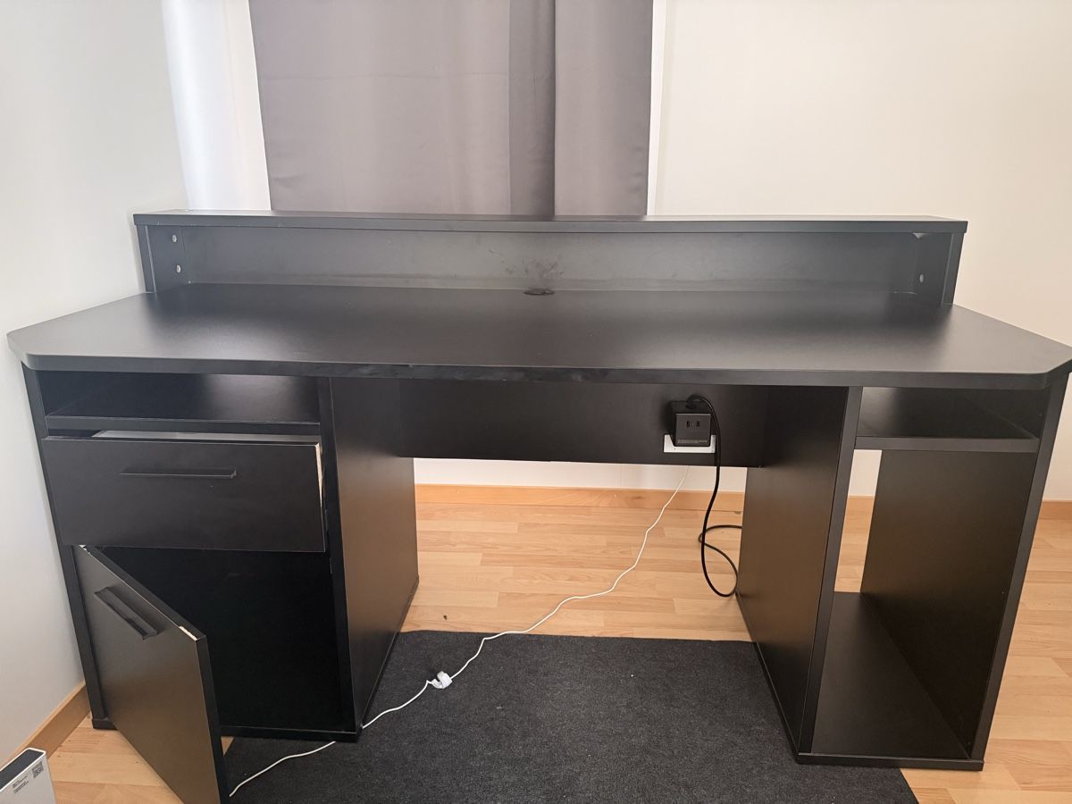 Scrivanie: Gamer/Pc Tisch  – Usato da Appenzell venduto da Karandasch