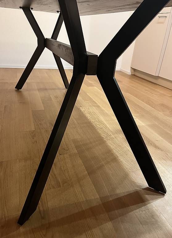 Set di tavolo e panche: Esstisch (furniert) zu verkaufen mit 4 Stühlen – Usato da Erlinsbach SO venduto da Ines090 1