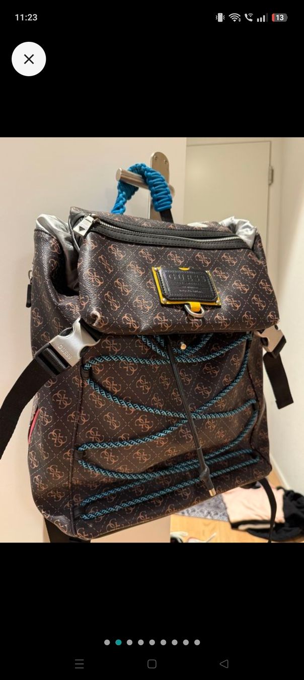 Guess Sacs à dos: Sac à dos Guess monogramme marron/gris neuf 40 chars – D'occasion à chatel St denis par AD.Leder.Cuir 1