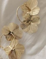 Goldene Ohrringe mit Blumen Design, neu und ungetragen.