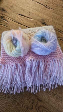 Strickschal handgefertigt schöne pastellfarben mit Fransen.