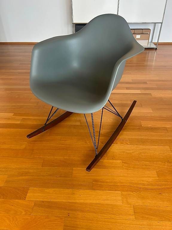 Stühle: Vitra Eames plastic rocking chair – Gebraucht aus Basel von Szotyiastar