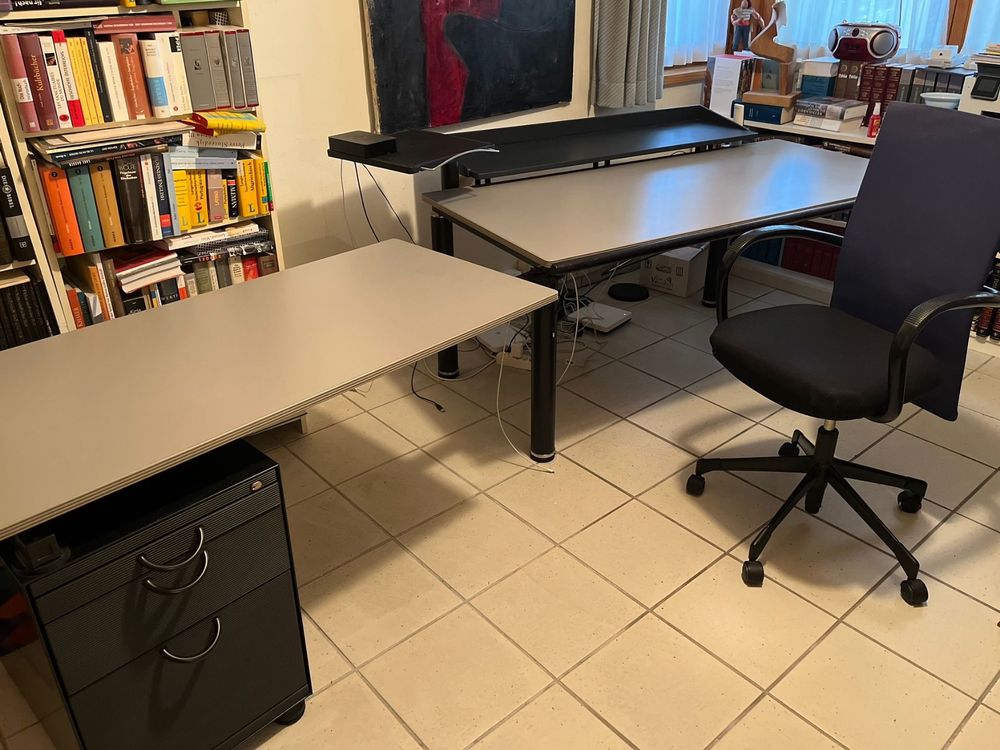 Grosser Bürotisch mit Rollcontainer, und Bürostuhl Top Zusta (Gebraucht ...