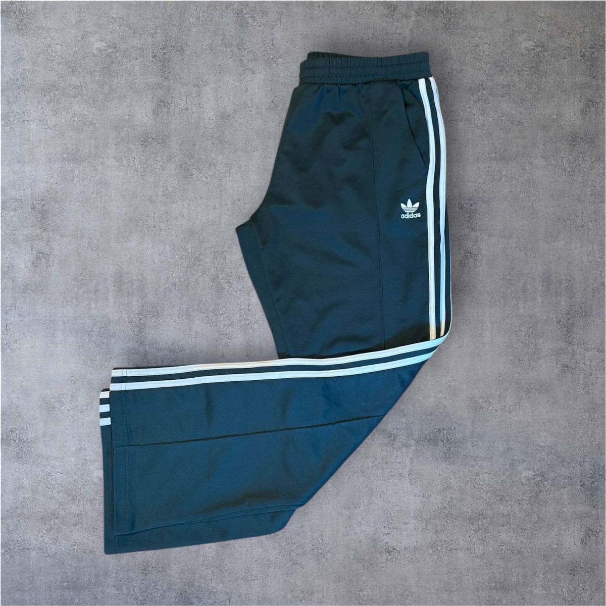 Adidas Pantaloni: Adidas Firebird Trackpants – Nuovo (secondo la descrizione) da Ettingen venduto da mengi