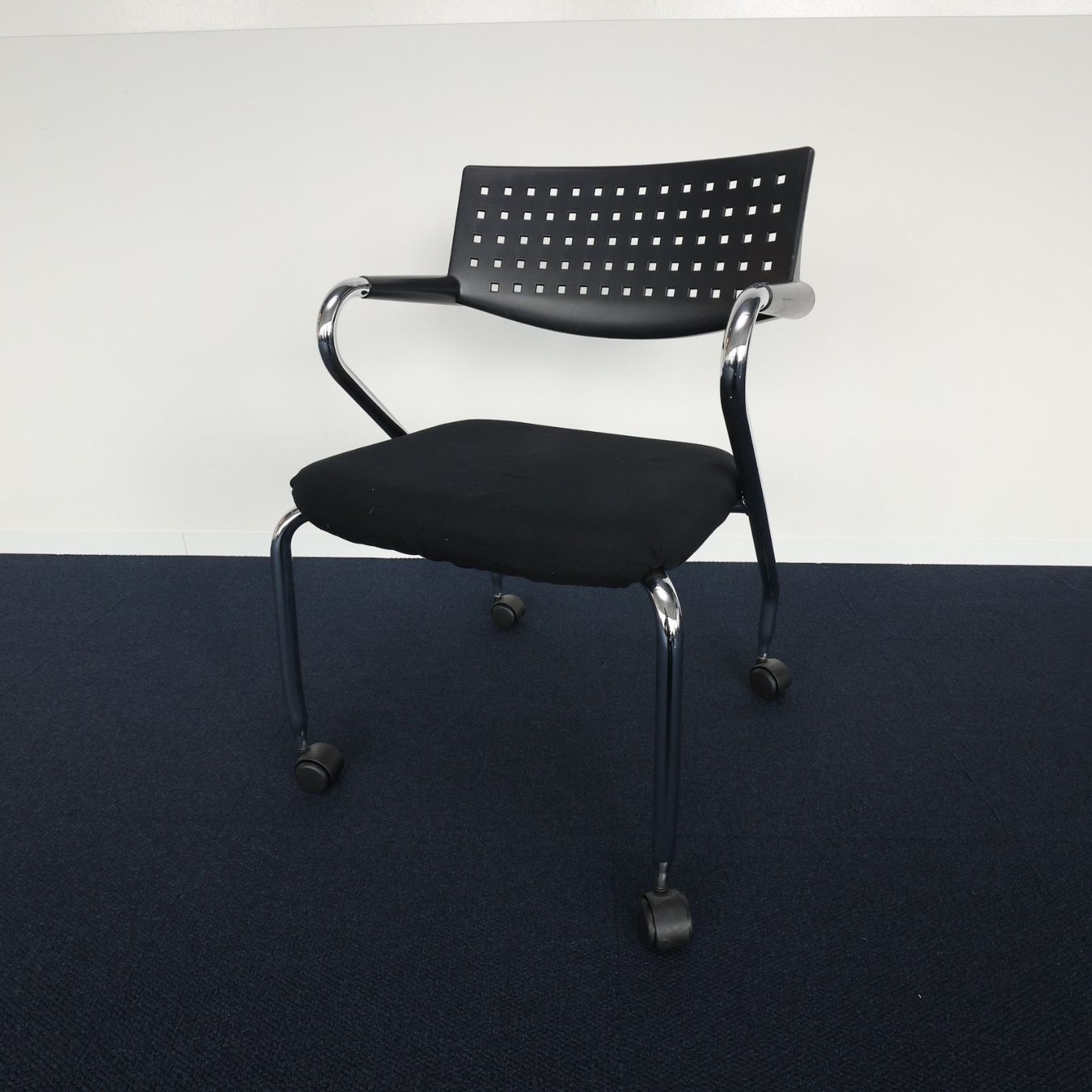 Vitra Sedie: Vitra Vis a Roll mit schwarzer Sitzfläche – Usato da Zürich venduto da Zapro
