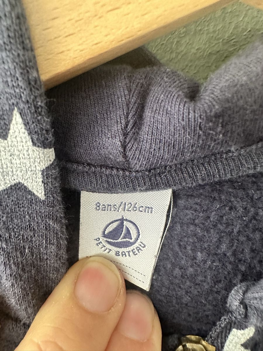 Petit Bateau Pullover & Sweatshirts: Sternensweatjacke Petit Bateau 128  – Gebraucht aus Winterthur von Zip8 1