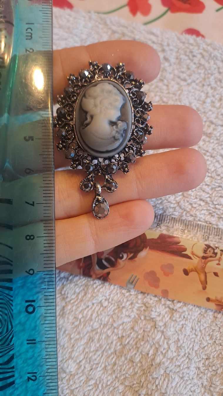 Spille & Fermagli: Broche vintage camée gris et strass - Élégance assurée! – Nuovo (secondo la descrizione) da Bernex venduto da Dariafr 1