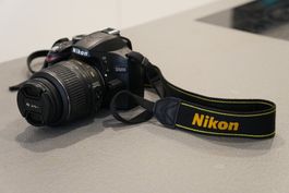 Nikon D3200 mit 18–55mm Objektiv und Ladegerät