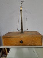 Holzbox mit Messing-Instrument
