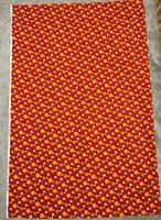 Stoff mit Blümchen 70er roter Hintergrund