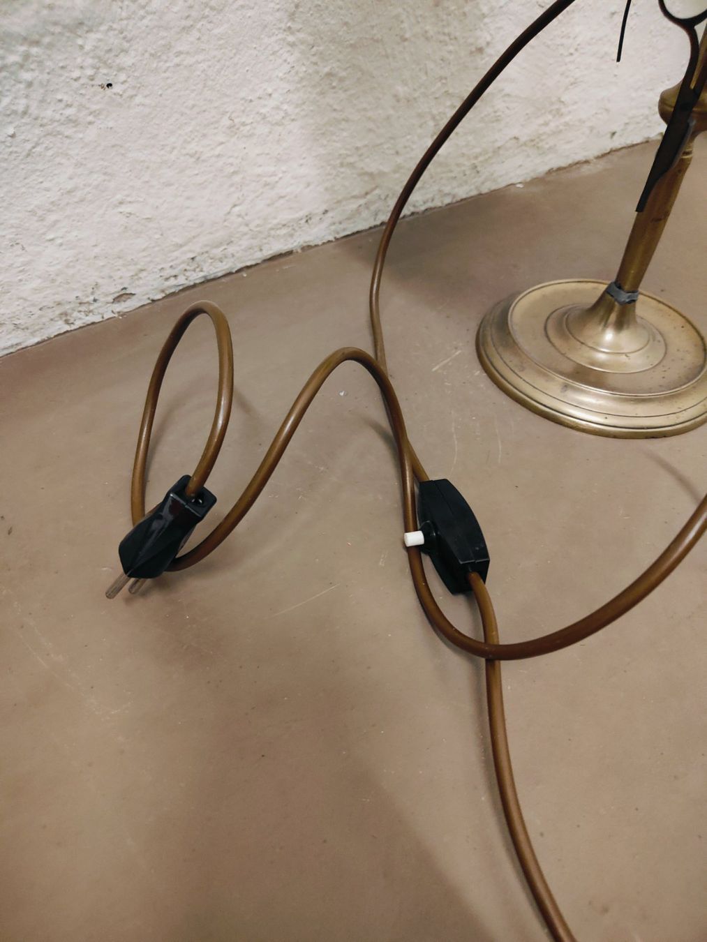 Lampade: Vintage Tischlampe, Messingfuss mit Stoffschirm – Usato da Olten venduto da Mezopotamya 5