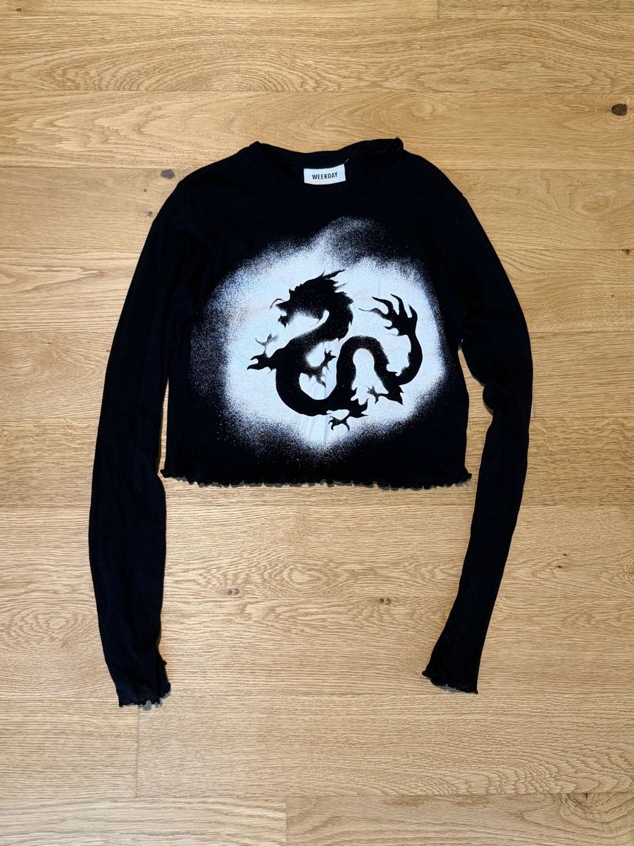 Weekday Tops: SCHWARZES CROPPED-LONGSLEEVE MIT DRACHENPRINT – Gebraucht aus Zürich von dbu_s8p2 1
