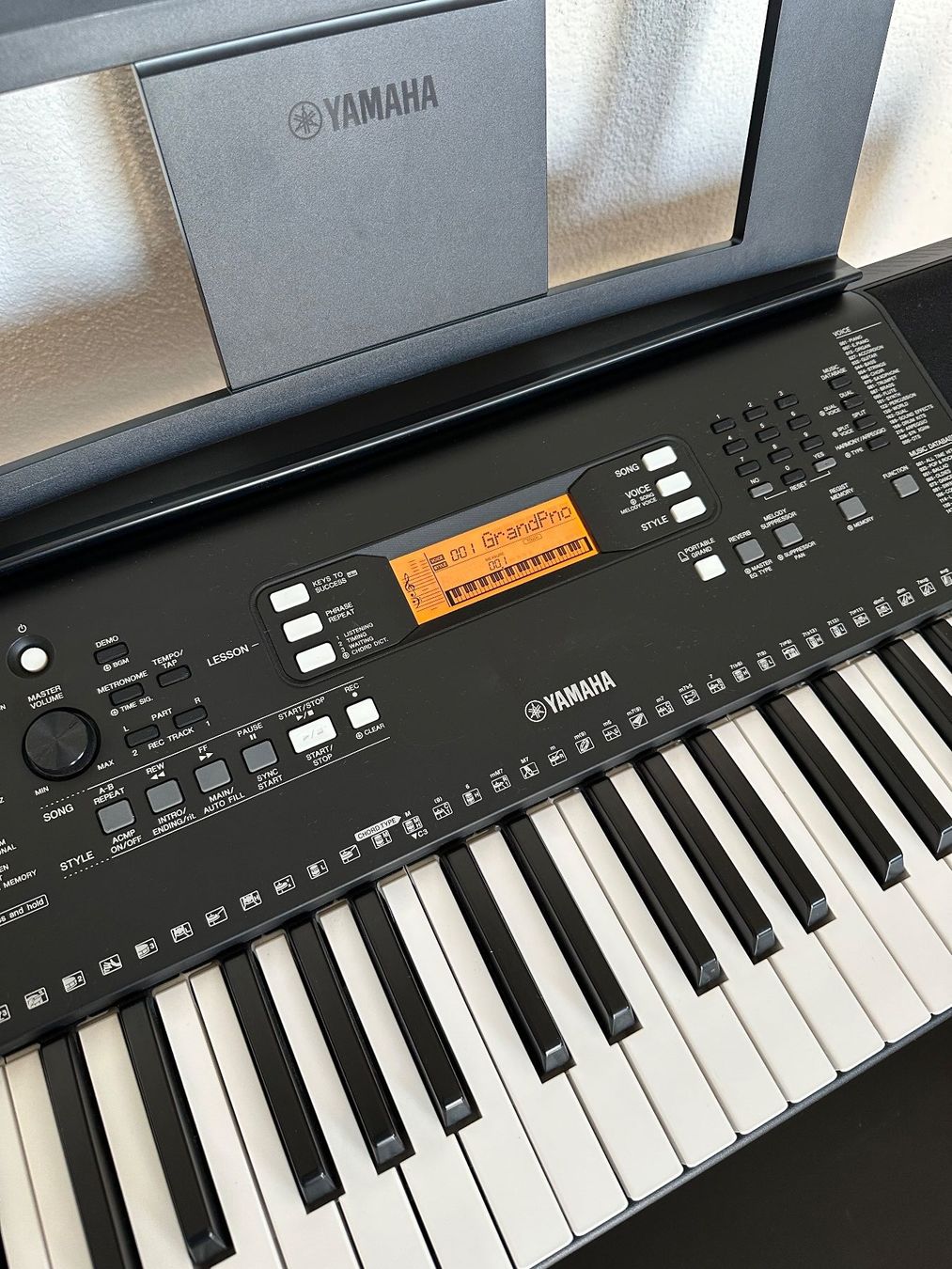 Yamaha Musikinstrumente: Yamaha PSR-E363 Digital Keyboard with stand and bench – Gebraucht aus Wallisellen von  2