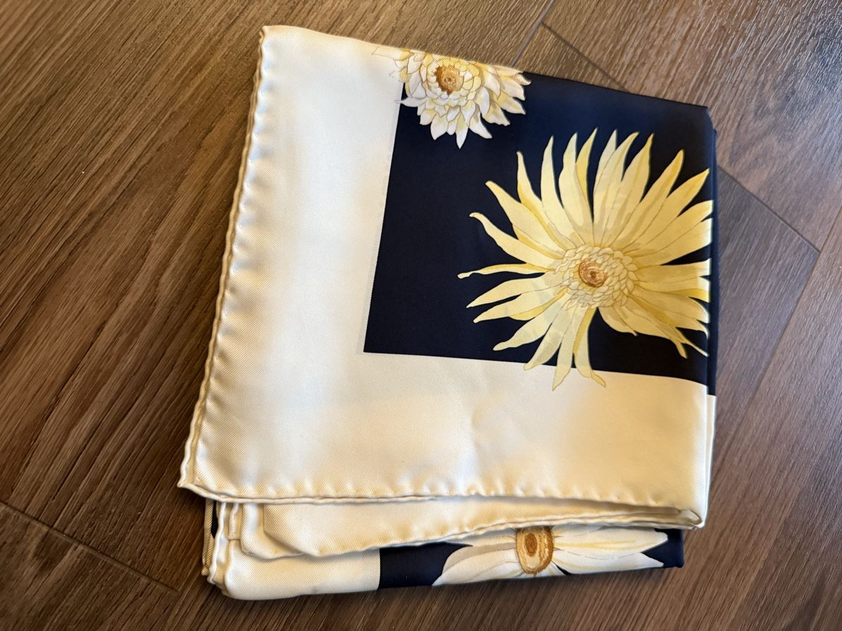 Salvatore Ferragamo Foulards, Tücher & Schals: Salvatore Ferragamo Seidentuch Blumenmuster, – Gebraucht aus Aarburg von Schatzaffe 7