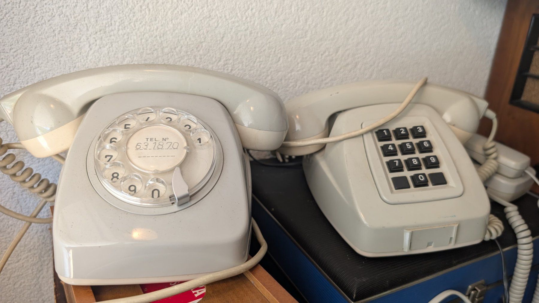 Telefoni: 2 Vintage Telefone, funktionierend – Usato da Ascona venduto da ArtRomantica