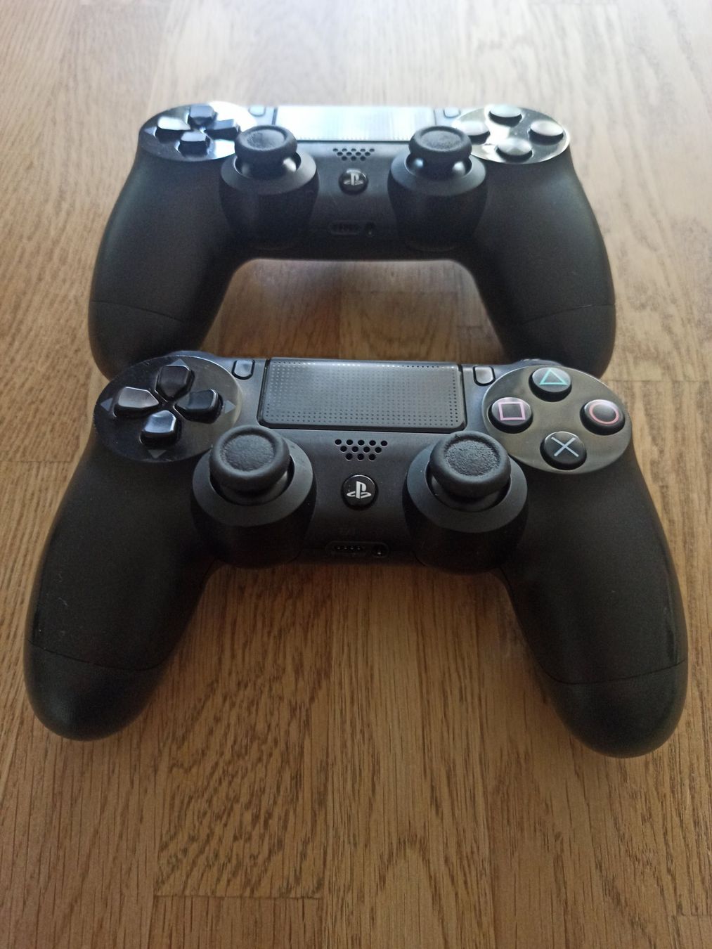 Controller: 2 x Original Controller Sony PS4 Wireless DualShock 4 V1 – Usato da Oberweningen venduto da mar_87mx 1