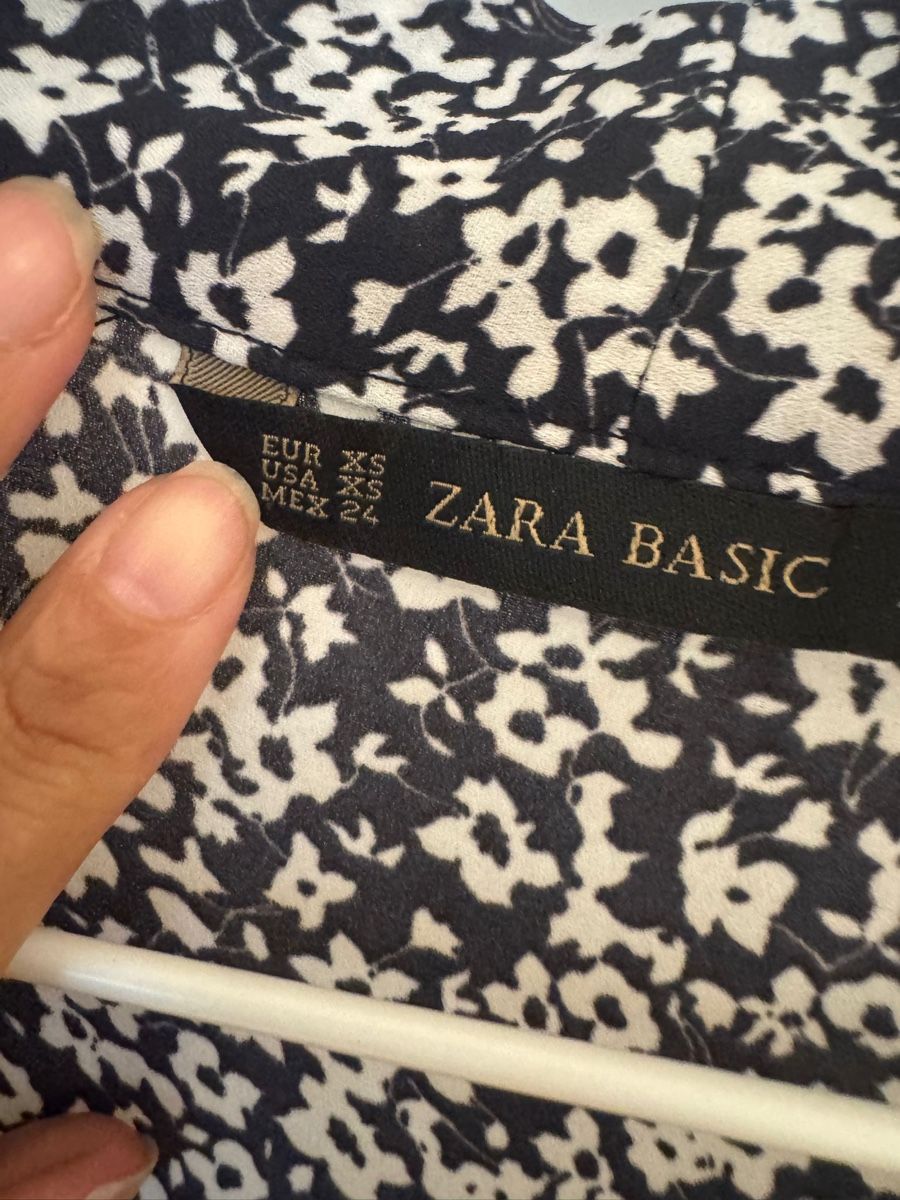 Blusen: Zara Basic Bluse XS - Elegantes Blumenmuster, Top Zustand! – Gebraucht aus Hinwil von YPMK61 1