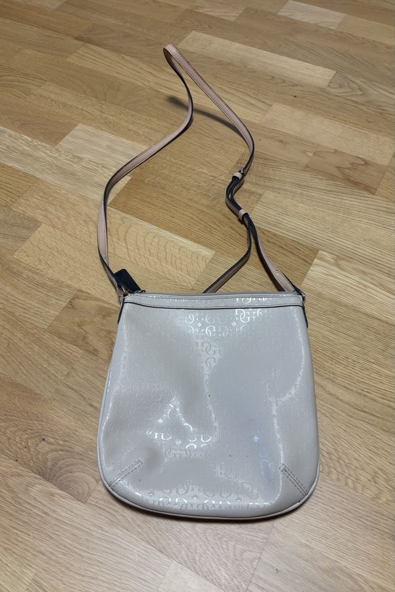 Guess Borse da donna: Guess Handtasche / Umhängetasche, Hellgrau/Silber – Usato da Niederwangen BE venduto da V.Fernandes 1