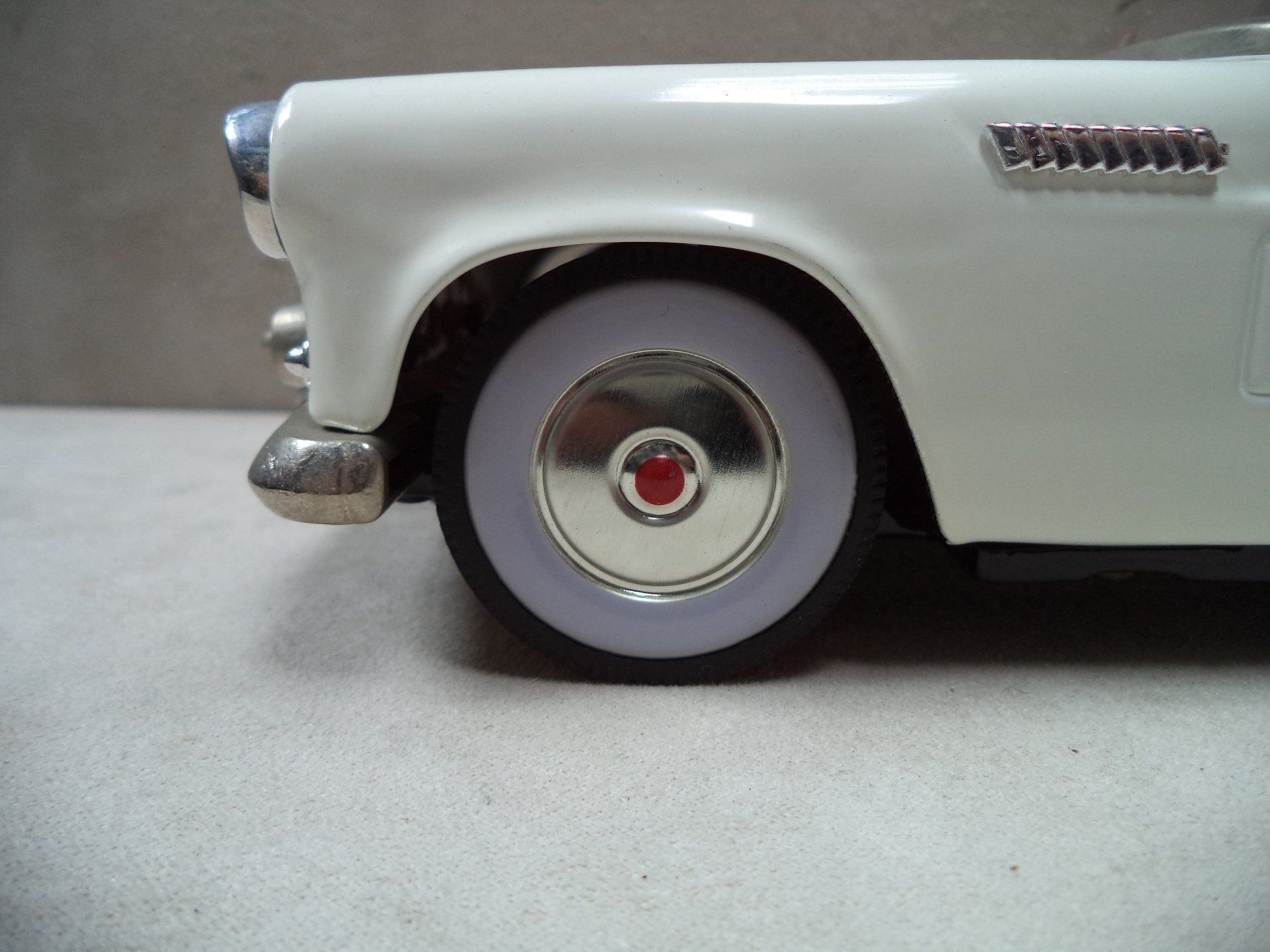Modellini d'auto: Blech FORD 56 THUNDERBIRD 1:18 – Nuovo e nell'imballaggio originale da Rieden AG venduto da Wirth03 2