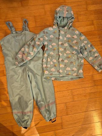 gefütterte Regenhose und Regenjacke Grösse 122/128