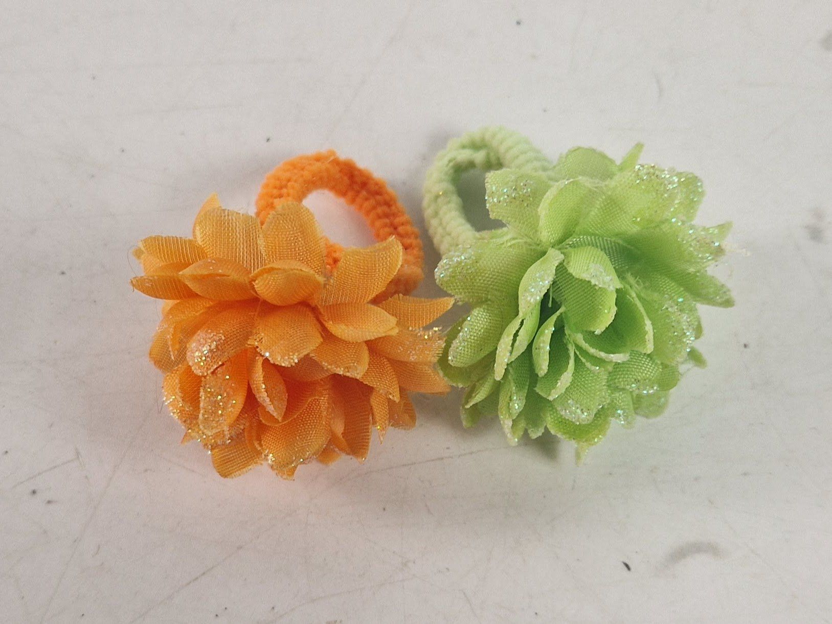Haarschmuck: 2er-Set dekorative Haargummis mit Blumen – Gebraucht aus Muhen von Restwert_Muhen