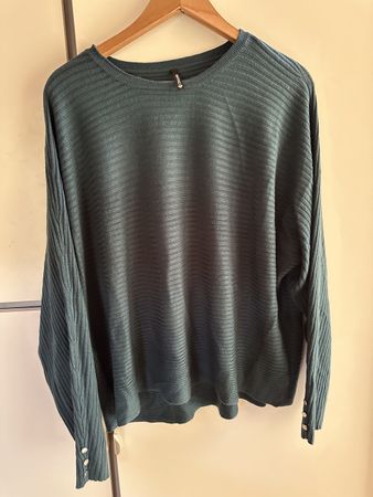 Dunkelgrüner Feinstrick-Pullover mit Knöpfen