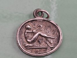 Anhänger 925 Silber rund Motiv sitzende Person antik