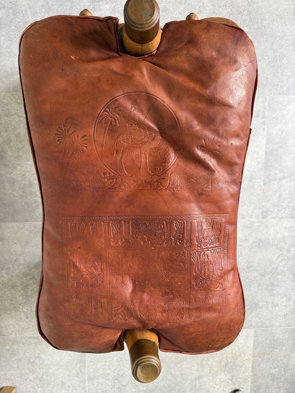 Sgabelli: Antiker Kamelhocker / Fusshocker aus Leder – Usato da Arbon venduto da mei_cnd6 2