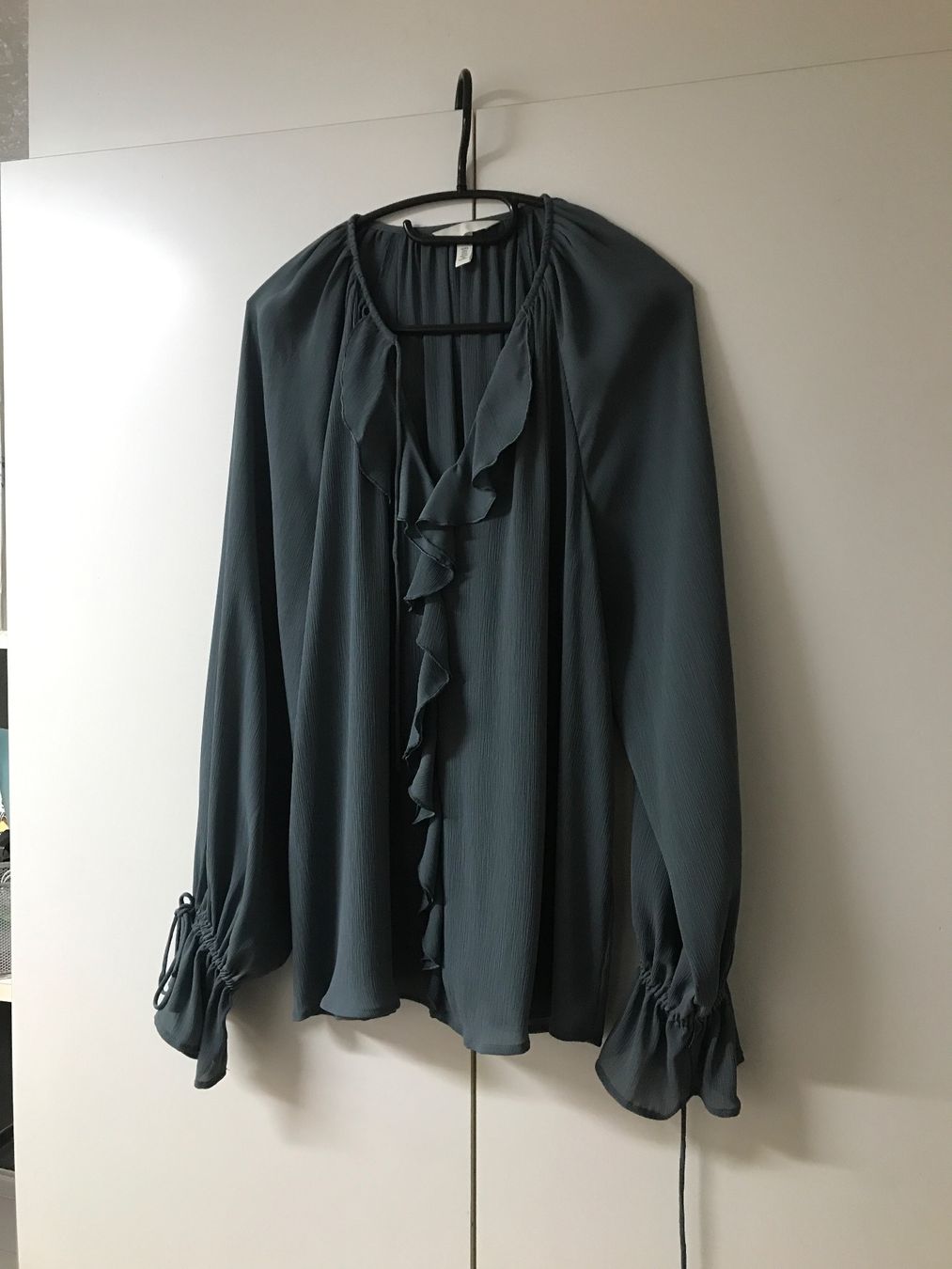 H&M Camicette: Coole Bluse in Petrol Gr S mit Rüschen – Nuovo (secondo la descrizione) da St. Margrethen SG venduto da kellenbh