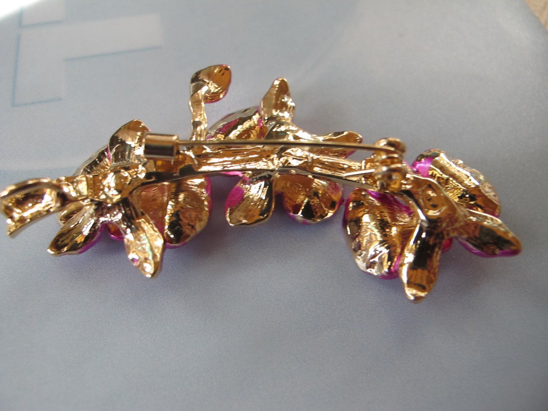Broches & Aiguilles: Hübsche Brosche mit pinken Orchideen – Neuf (Voir description) à Löhningen par Chimae67 6