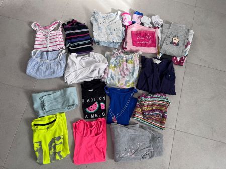 Joli lot de 22 habits fille taille 134