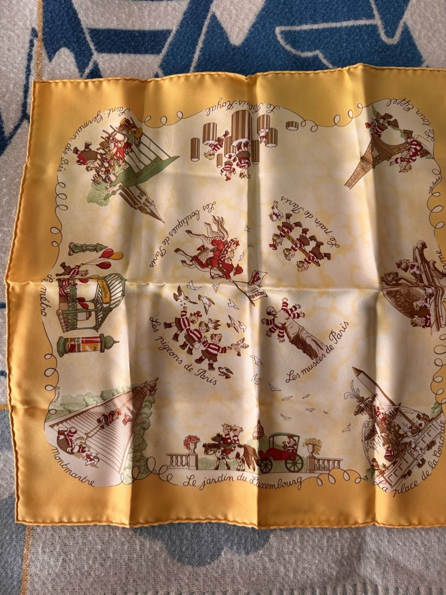 Hermès Foulard & Sciarpe: Hermès gavroche neuf 31x31 cm Les Triplés – Nuovo (secondo la descrizione) da Genève venduto da HappyLifestyle 4