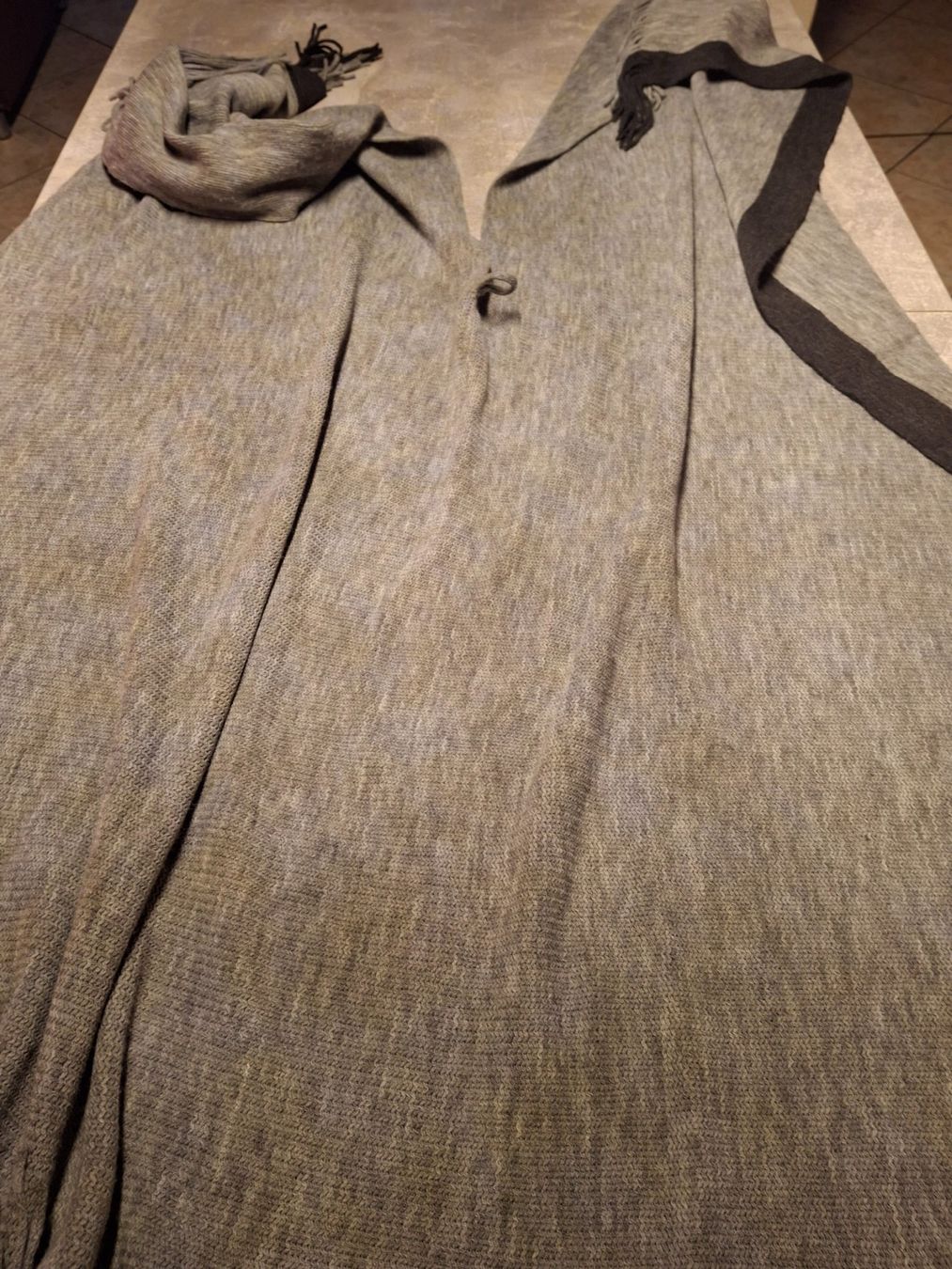 Sonstige Damenmode: Châle avec franges taille unique – Gebraucht aus Villiers von san_jn5w 3