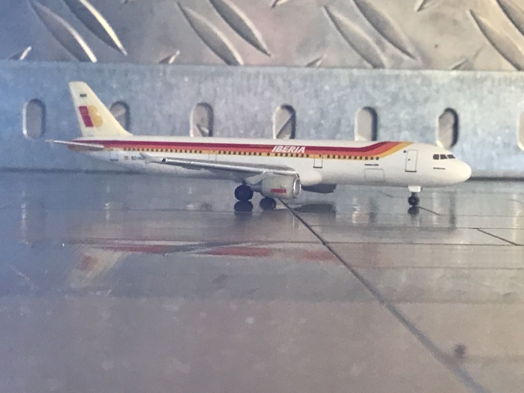 Herpa Kit di modellismo & Modellini statici: HERPA IBERIA AIRBUS A321 1/500 – Usato da Männedorf venduto da Spezial-Modelle