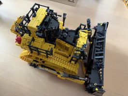 LEGO Technic CAT D11 Raupenschlepper 42131 montiert