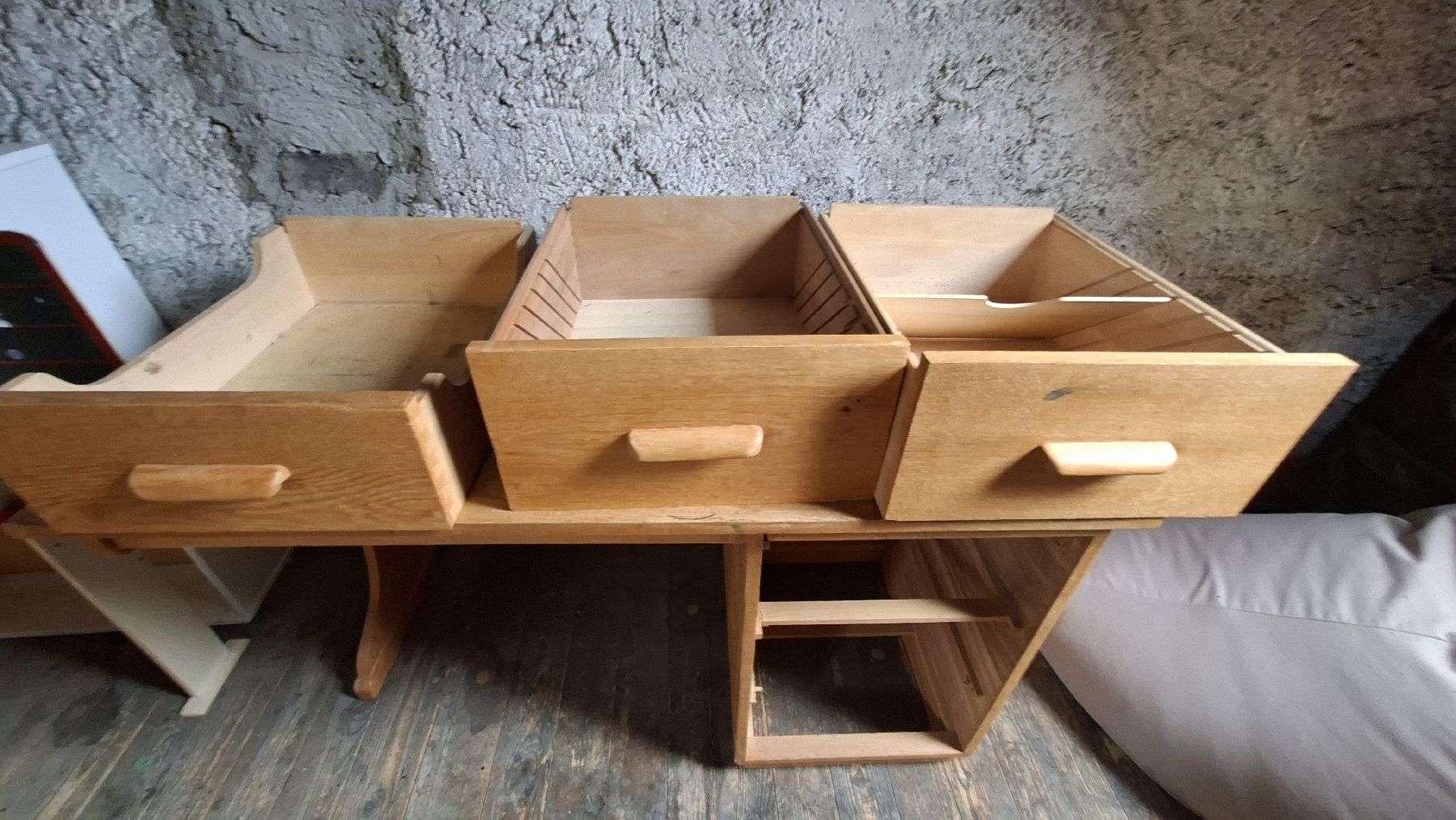 Schreibtische: Schreibtisch Holz mit Schubladen – Gebraucht aus Zürich von Raka80 1