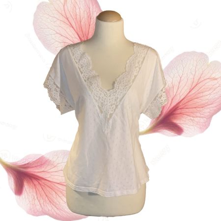 Set aus Shorts und Shirt mit weißer Spitzenborte