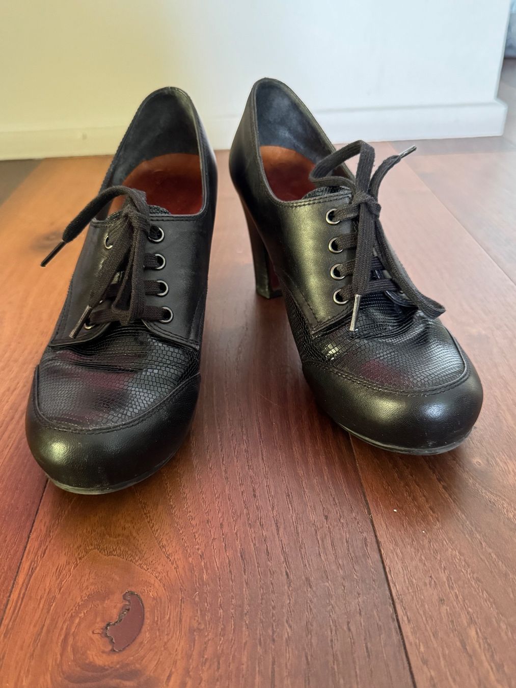 Scarpe da donna: Chie Mihara Leder-Pumps Gr. 39 schwarz – Usato da Zürich venduto da Parsimonious