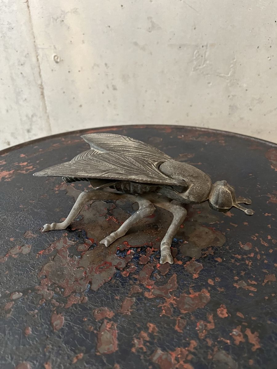 Statuette: Antike  grosse Fliege aus Messing – Usato da Wabern venduto da La-Vitrine 2